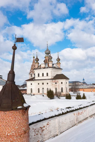 Visa av ärkeängeln Michael Cathedral från vallarna i Yuryev-Polsky, Ryssland — Stockfoto