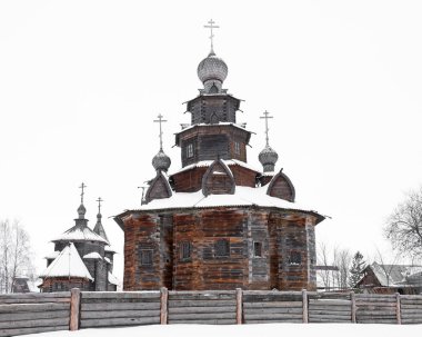 Arkadan görünüşü güzel bir ahşap kilise karda