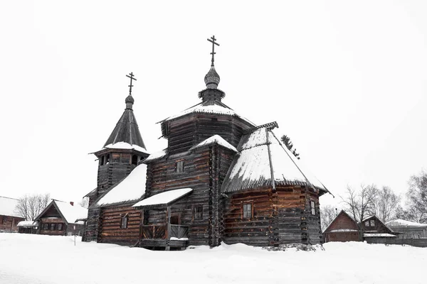 Вид сбоку на красивую деревянную церковь в снегу — стоковое фото