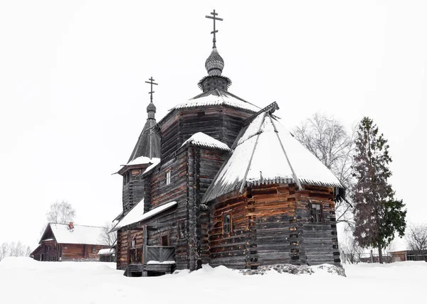 Вид сзади на деревянную церковь в снегу — стоковое фото