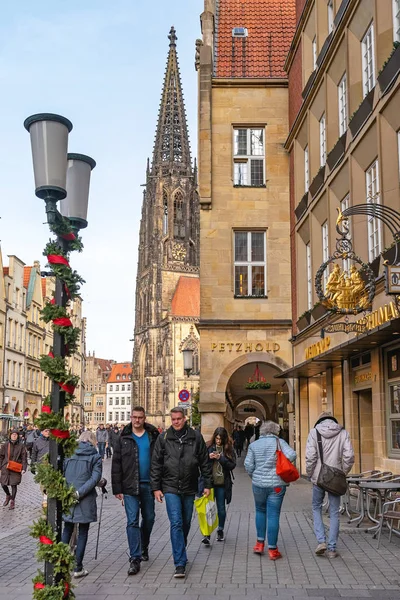Munster, Nadrenia Północna-Westfalia/Niemcy-16 grudnia, 2018: ludzie chodzą po świątecznie udekorowane centrum miasta przed Bożym Narodzeniem. — Zdjęcie stockowe