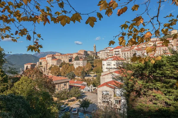 Güneşli bir sonbahar gününde Korsika şehri Sartene manzaralı, Fransa