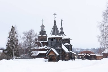Suzdal 'da açık hava müzesinde iki güzel ahşap kilise, Rusya