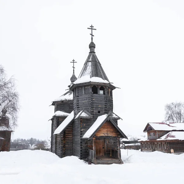 Вид на деревянную церковь в снегу — стоковое фото