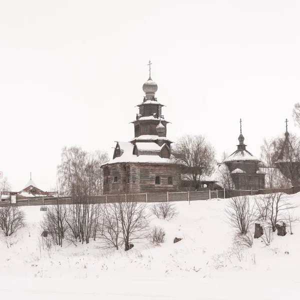 Сценический вид русской деревянной церкви в Суздале, Россия — стоковое фото