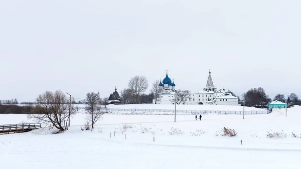 Vyhlídkový pohled na Suzdal Kreml v zimě na druhé straně řeky, Rusko — Stock fotografie