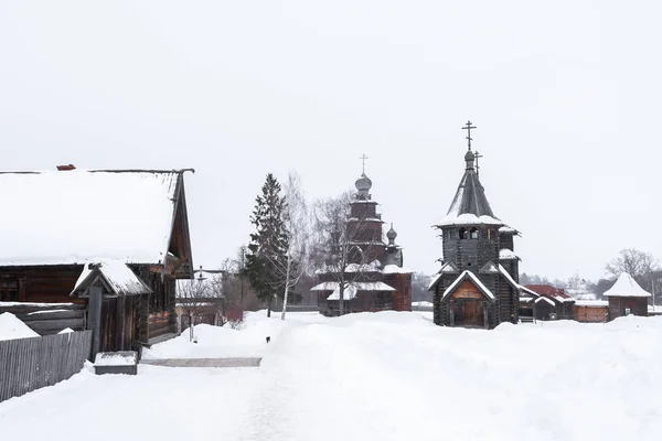 SUZDAL, VLADIMIR REGION / RUSSIA - 12 февраля 2019 года: Зимний вид на музей деревянной архитектуры — стоковое фото