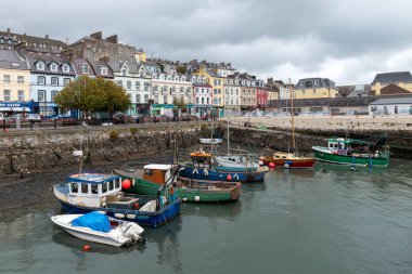 Cobh, Cork / İrlanda - 8 Ekim 2018: Şehrin limanındaki renkli teknelerin manzara görünümü