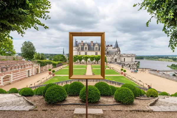 AMBOISE, INDRE-ET-LOIRE, FRANCIA - 17 DE JUNIO DE 2018: Punto selfie en el Real Jardín del Castillo Amboise — Foto de Stock