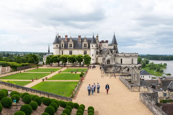 Amboise, Indre-et-Loire, Francja-17 czerwca 2018: malowniczy widok na zamek Amboise i rzekę Loary z ogrodu Królewskiego — Zdjęcie stockowe