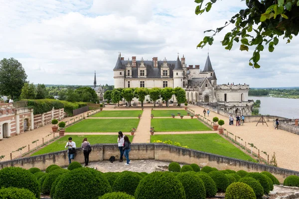 AMBOISE, INDRE-ET-LOIRE, FRANCIA - 17 DE JUNIO DE 2018: Vista panorámica del castillo de Amboise y el jardín real — Foto de Stock