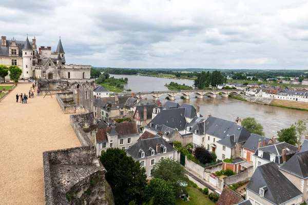 AMBOISE, INDRE-ET-LOIRE, FRANCE - 17 JUIN 2018 : Vue panoramique sur la Loire depuis le Jardin Royal du Château Amboise — Photo