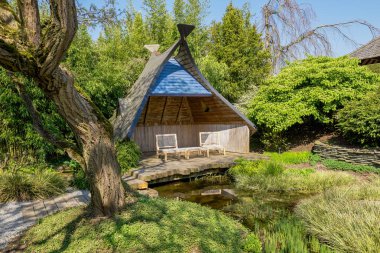 Appeltern/Hollanda - 21 Nisan 2019: Modern esintili bahçe parkında ahşap bahçe evi