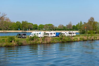 North Brabant/ Hollanda - 21 Nisan 2019: Meuse nehri kıyısında kamp