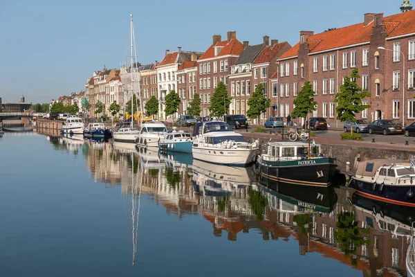 Middelburg, Zeeland/Nederländerna-4 juni 2019: fin utsikt över staden Middelburg och vattenkanalen från bron — Stockfoto