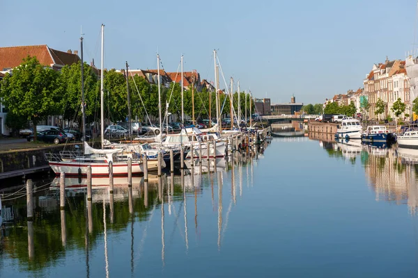 Middelburg, Zeeland/Nederländerna-4 juni 2019: vacker utsikt över staden Middelburg och vattenkanalen från bron — Stockfoto