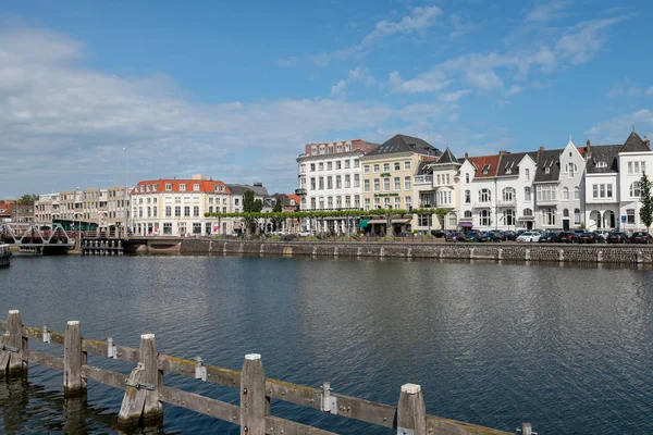 MIDDELBURG, ZELANDA / PAÍSES BAJOS - 4 DE JUNIO DE 2019: Vista panorámica de la ciudad de Middelburg desde el otro lado del canal de agua —  Fotos de Stock