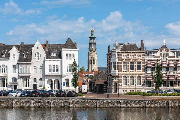 MÉDIO, ZELÂNDIA / PAÍSES BAIXOS - JUNHO 4, 2019: Bela vista da cidade de Middelburg do outro lado do canal de água — Fotografia de Stock