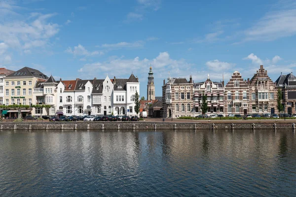 MÉDIO, ZELÂNDIA / PAÍSES BAIXOS - JUNHO 4, 2019: Bela vista da cidade de Middelburg do outro lado do canal de água — Fotografia de Stock