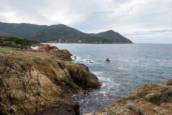 Uitzicht op het Corsicaan dorp, gelegen aan de oevers van de Middellandse Zee, Frankrijk — Stockfoto