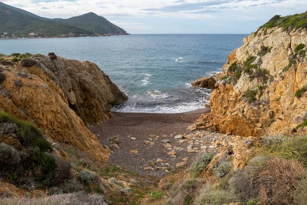 Klein zandstrand tussen de kliffen van de Corsicaan kust, Frankrijk — Stockfoto