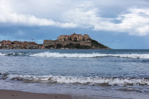 Vista de la antigua ciudad corsa de Calvi en el clima tormentoso de otoño, Francia — Foto de Stock