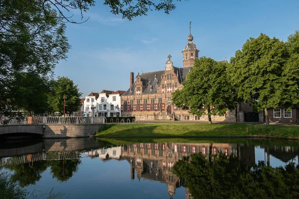 Middelburg, Zealand/Netherlands-Jun 4, 2019: widok na piękny XVII-wieczny zabytkowy budynek Clovenersdolen, odzwierciedlony w wodzie — Zdjęcie stockowe