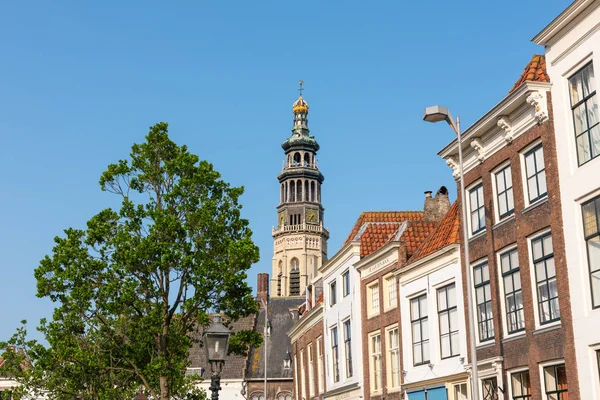 Middelburg, Zeeland / Hollanda - 4 Haziran 2019: Lang Yang 'in evlerin üzerindeki yükselişi — Stok fotoğraf