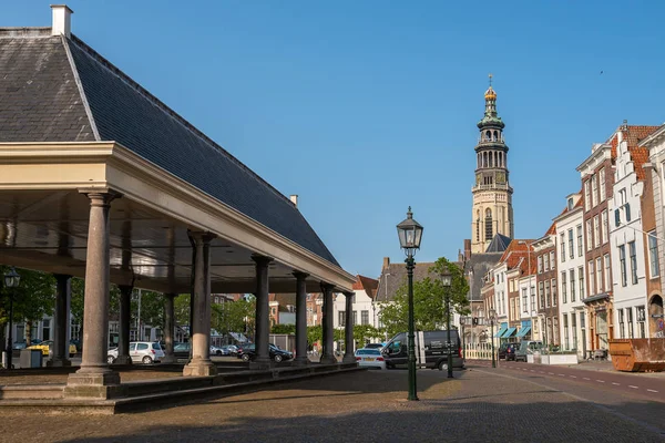Middelburg, Zeeland / Hollanda - 4 Haziran 2019: Baraj meydanından Lang Yang kulesinin görüntüsü — Stok fotoğraf