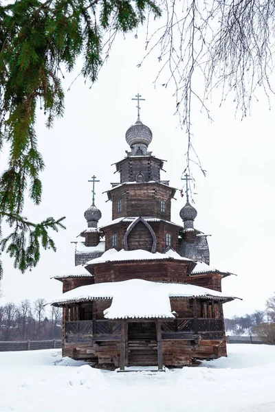 SUZDAL, VLADIMIR REGION / RUSSIA - 12 февраля 2019 года: Русская деревянная церковь снята в Музее деревянной архитектуры — стоковое фото