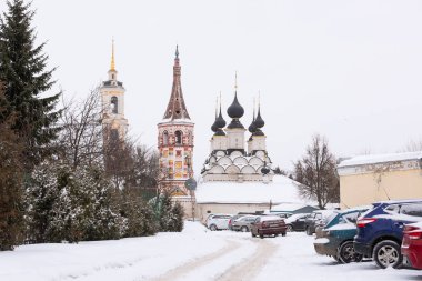 Suzdal, Vladimir Bölgesi / Rusya - 13 Şubat 2019: Arabalarla dolu bir ara sokaktan çok sayıda Rus Ortodoks kilisesinin görüntüsü