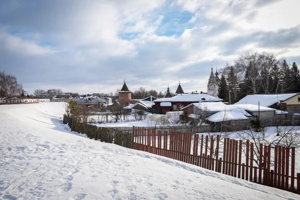 Pohled na vnitřní část města Jurjev-Polský, které se nachází za hradbou pevnosti, Rusko — Stock fotografie