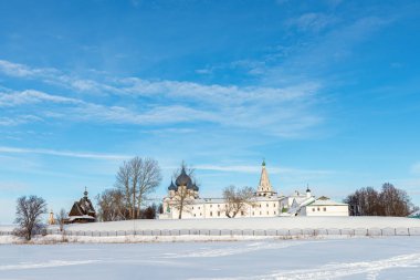 Kışın Kamenka Nehri 'nden Suzdal Kremlin' in güzel manzarası, Rusya