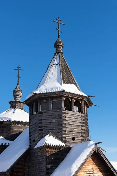Заснеженная вершина русской деревянной церкви — стоковое фото