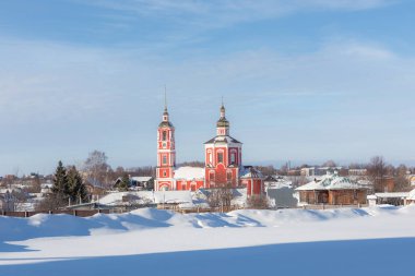 Suzdal, Vladimir Bölgesi / Rusya - 14 Şubat 2019: Kızıl kiliseli kış manzarası