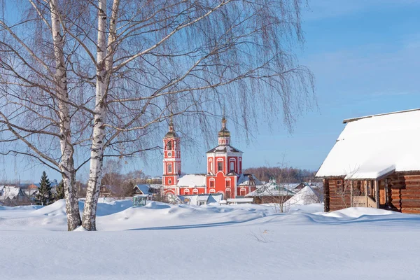 Suzdal, Vladimír / Rusko - 14. února 2019: Zimní krajina s červeným kamenným kostelem — Stock fotografie