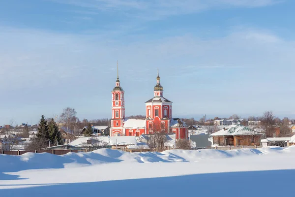Suzdal, Vladimír / Rusko - 14. února 2019: Zimní krajina s červeným kostelem — Stock fotografie