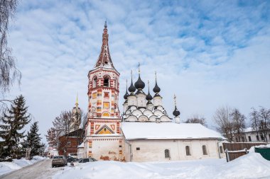 Suzdal, Vladimir Bölgesi / Rusya - 14 Şubat 2019: Kışın şehir merkezindeki çeşitli kiliselerin mimari bir topluluğu