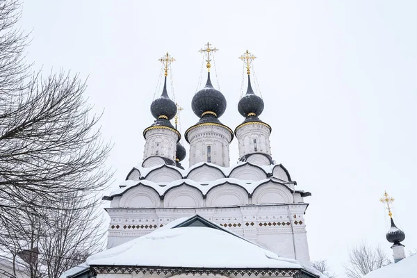 Uitzicht op het bovenste deel van de Russische kerk met zwarte koepels en gouden kruisen in de winter — Stockfoto