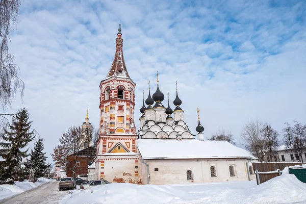 SUZDAL, VLADIMIR REGION / RUSSIA - 14 февраля 2019 года: Архитектурный ансамбль нескольких церквей в центре города зимой — стоковое фото