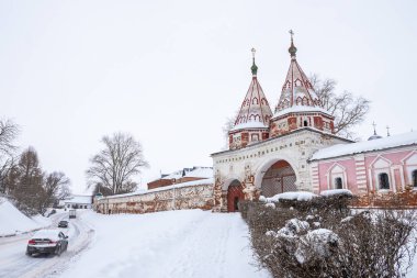 Suzdal, Vladimir Bölgesi / Rusya - 13 Şubat 2019: Rizopolozhensky manastırına giden yol
