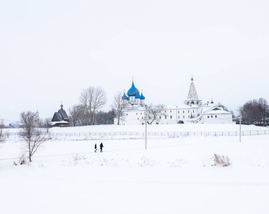 Suzdal Kremlin 'in nehir kıyısında bulutlu bir kış günündeki manzarası, Rusya