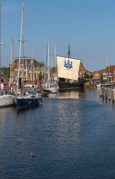 Enkhuizen, North-Holland / Nederländerna - 22 juni 2019: Kamper Hanze Cog i Gamla hamnen i staden — Stockfoto