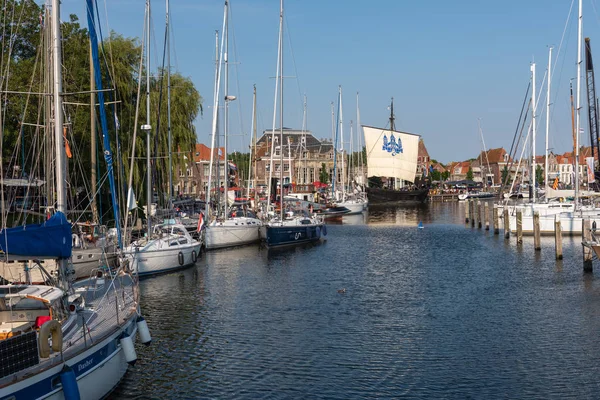 Enkhuizen, North-Holland / Nederländerna - 22 juni 2019: Utsikt över den gamla hamnen från bron på kvällen — Stockfoto