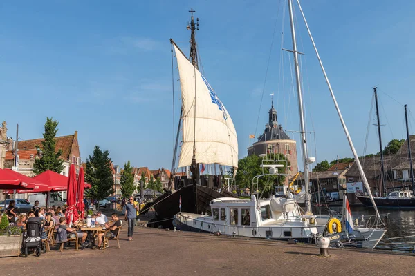 ENKHUIZEN, HOLANDA DEL NORTE / PAÍSES BAJOS - 22 DE JUNIO DE 2019: Tarde soleada de verano en el Puerto Viejo de la ciudad —  Fotos de Stock