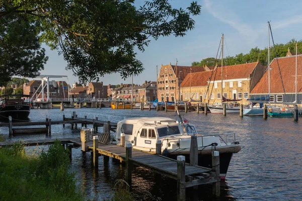 ENKHUIZEN, HOLLAND-NORD / PAYS-BAS - 22 JUIN 2019 : Vue du musée Zuiderzee de l'autre côté du canal — Photo