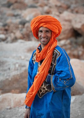 HIGH ATLAS / MOROCCO- 6 Mart 2014: Geleneksel Fas kostümlü yetişkin bir adamın portresi