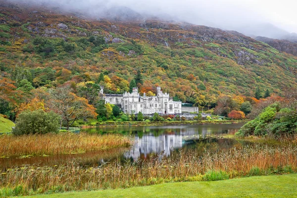 Szenische Ansicht Der Irischen Kylemore Abbey Herbst — Stockfoto