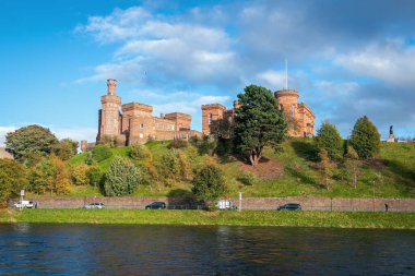 Ness Nehri üzerindeki Inverness Kalesi 'nin manzarası