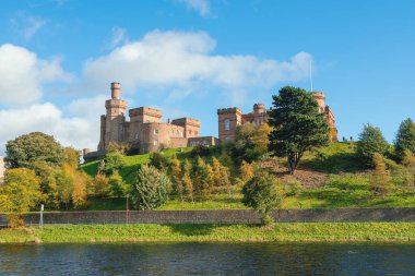 Ness Nehri üzerindeki Inverness Kalesi 'nin manzarası